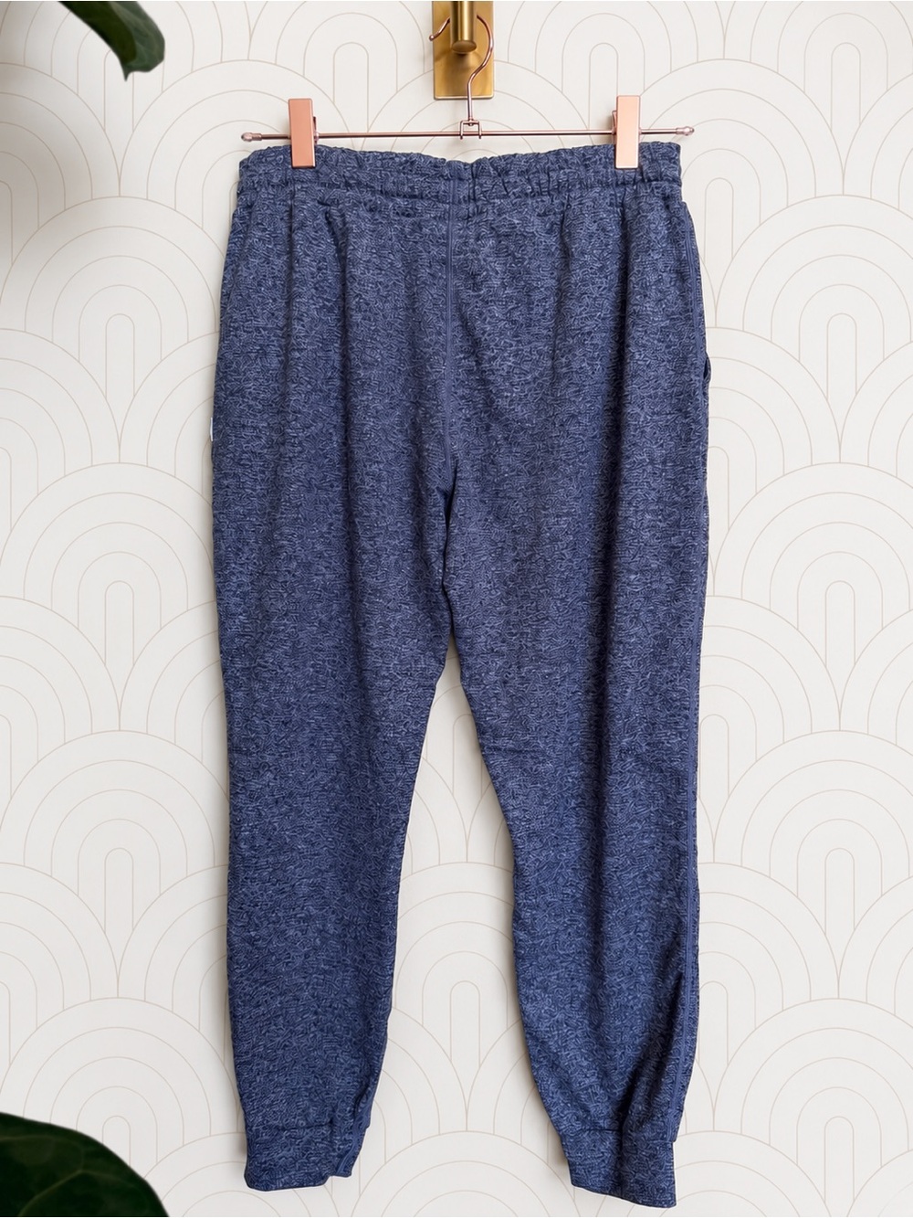 Vuori Heathered Gray Women’s Jogger Pants - Picture 2 of 7